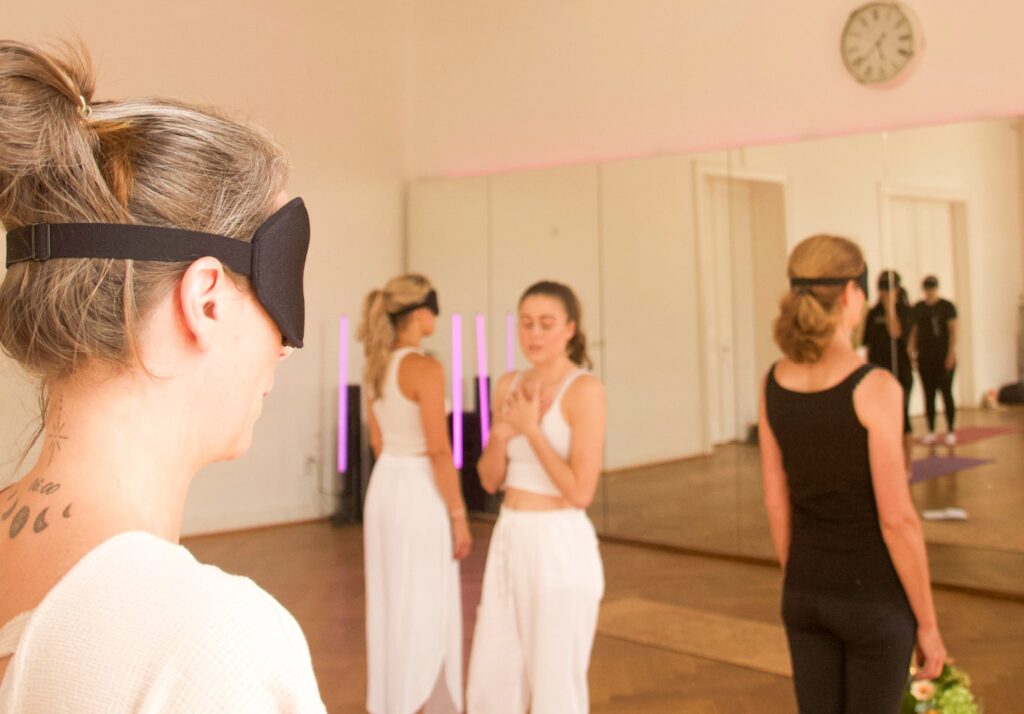 Yoga mit verbundenen Augen in Bielefeld